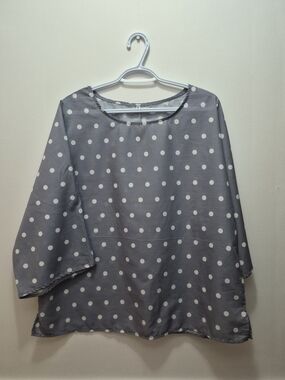 Relaxed Gray Polka Dot Blouse - Classic Crewneck